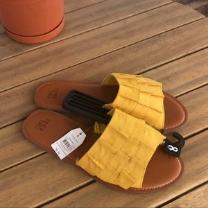 Size 8 women’s sandals. Yellow. NWT